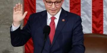 Mike Johnson Re-elected as U.S. House Speaker Amidst Congressional Divisions.